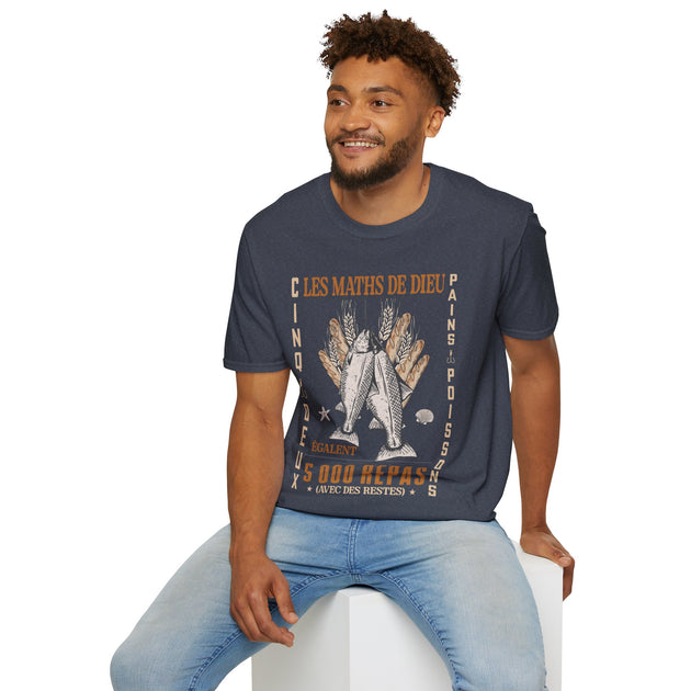Un homme porte un t-shirt bleu marine avec une illustration chrétienne sur le thème de la multiplication.