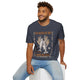 Un homme porte un t-shirt bleu marine avec une illustration chrétienne sur le thème de la multiplication.