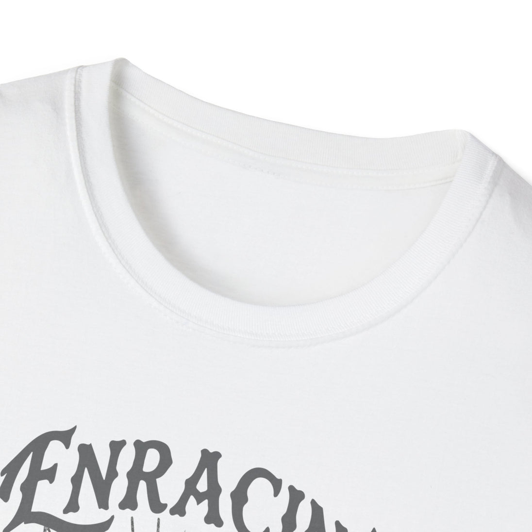 T-shirt blanc à col rond avec une inscription grise sur la poitrine.