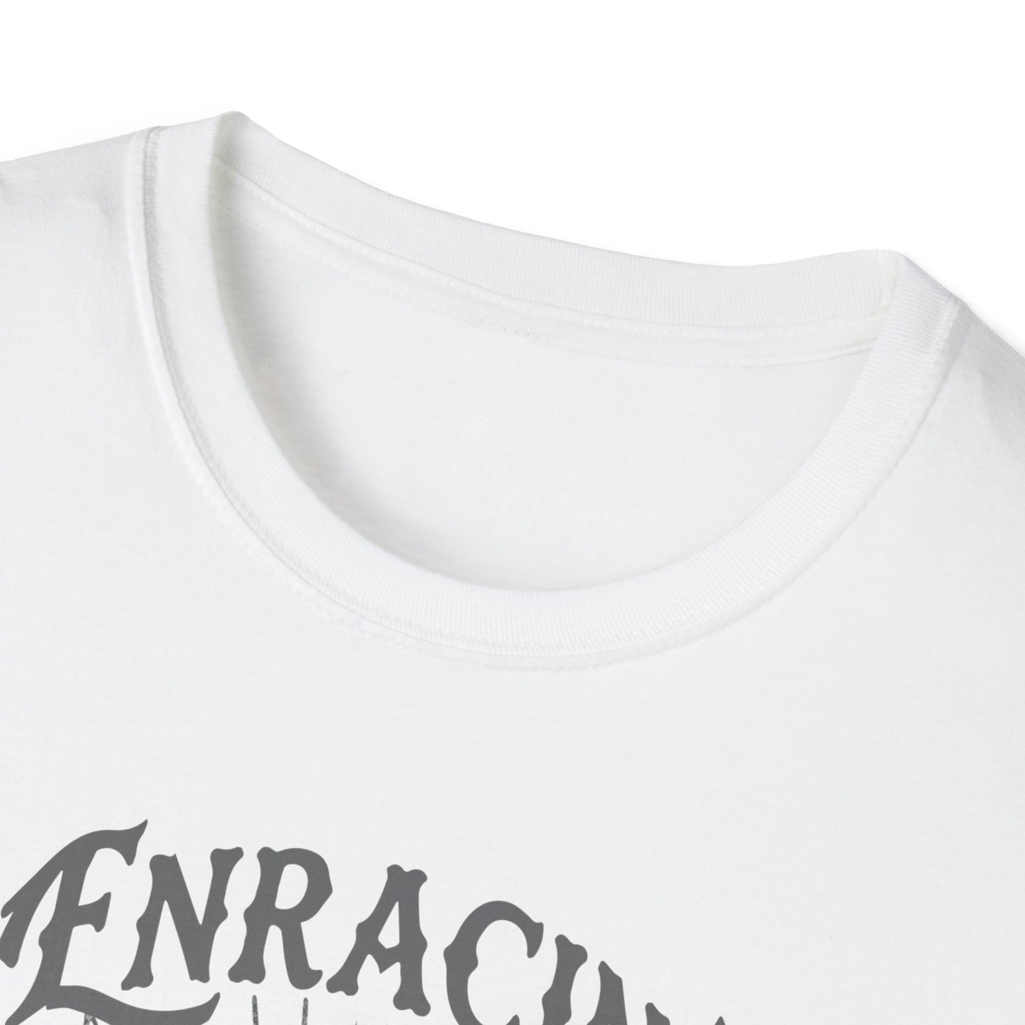 T-shirt blanc à col rond avec une inscription grise sur la poitrine.
