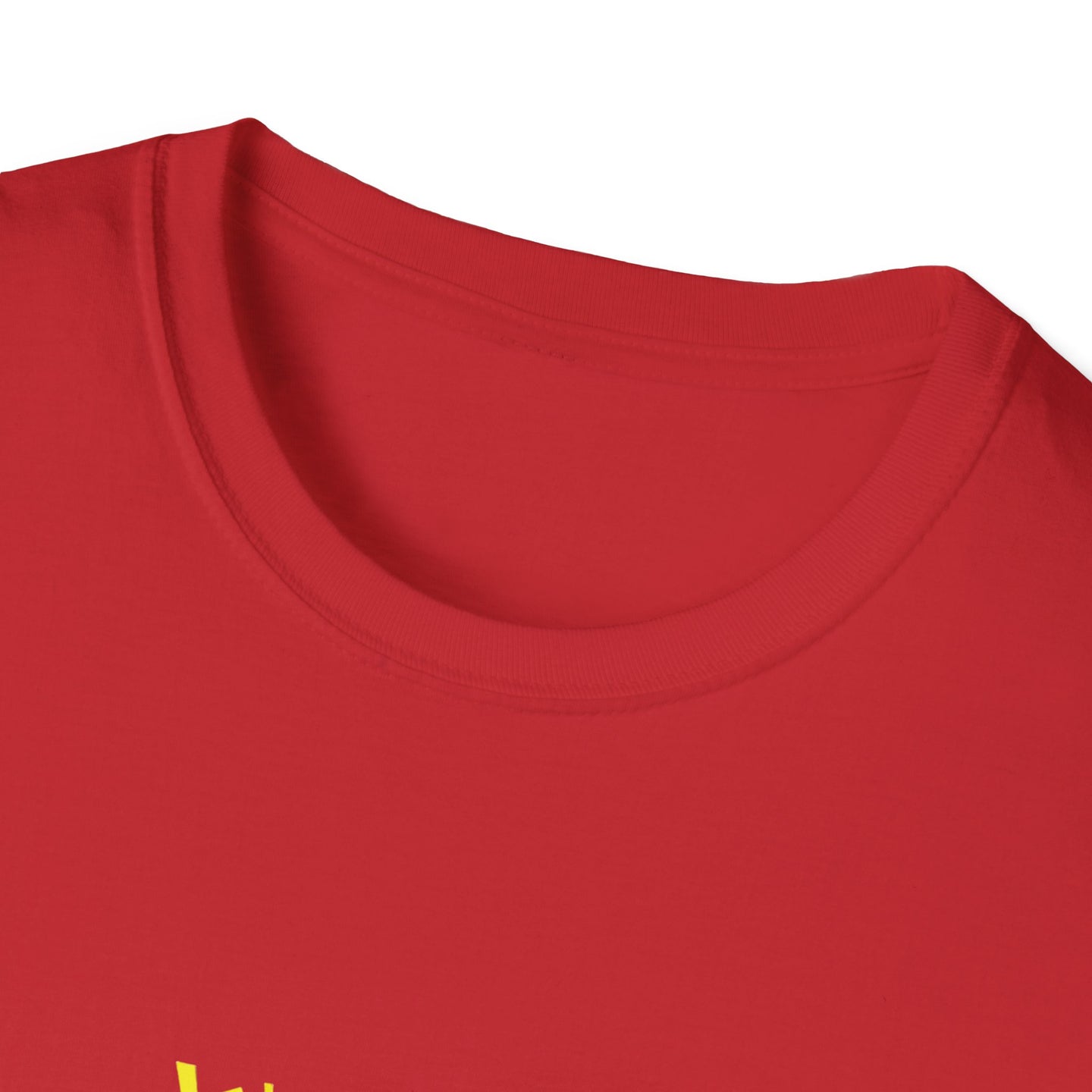 Gros plan sur le col rond d'un t-shirt rouge en coton.