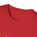 Gros plan sur le col rond d'un t-shirt rouge en coton.