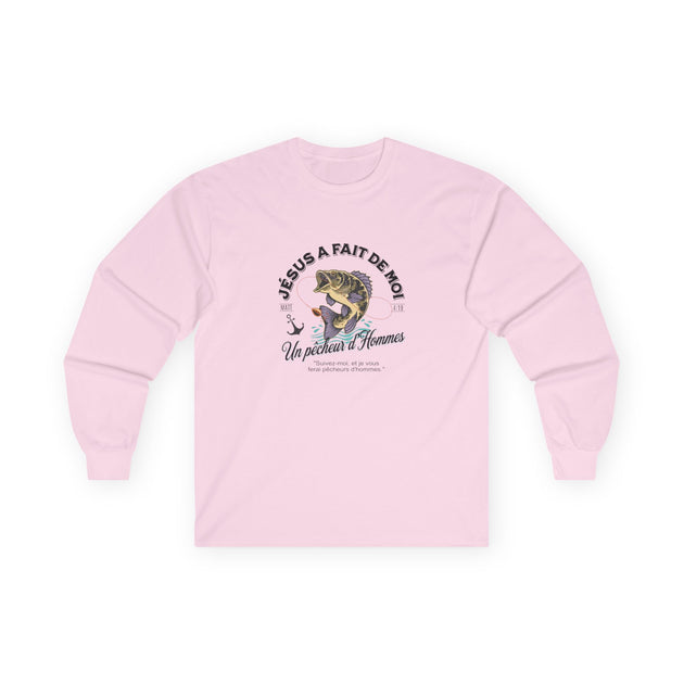 T-shirt rose à manches longues pour homme avec un motif de poisson et un texte religieux.