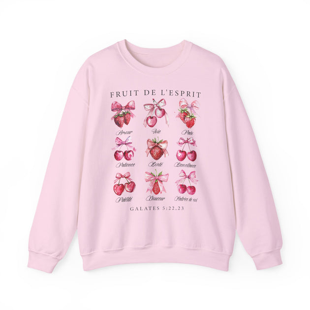 Sweat-shirt rose pâle illustré de fruits et de nœuds avec le texte Fruit de l'Esprit.