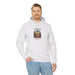 Un homme porte un sweat à capuche blanc en coton avec une illustration de désert et un verset.