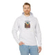 Un homme porte un sweat à capuche blanc en coton avec une illustration de désert et un verset.