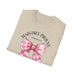 T-shirt beige pour femme orné d'un nœud rose à carreaux et de l'inscription Mais Dieu prouve.