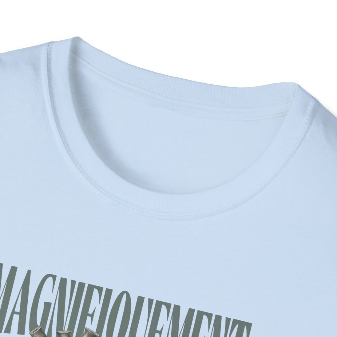 T-shirt blanc pour femme avec un col rond côtelé et une inscription imprimée sur la poitrine.