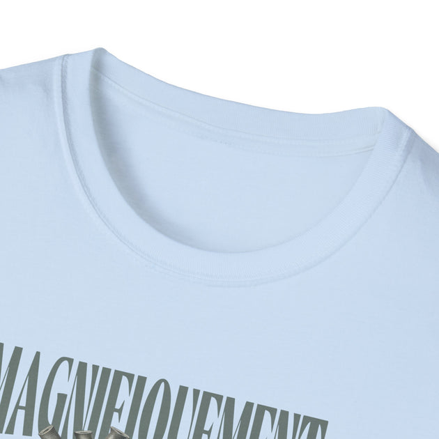 T-shirt blanc pour femme avec un col rond côtelé et une inscription imprimée sur la poitrine.