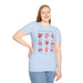 Une femme porte un t-shirt bleu clair orné d'un motif aquarelle de fruits et de rubans.