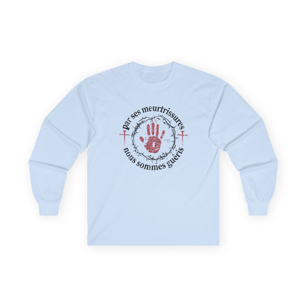 T-shirt bleu clair à manches longues avec un motif religieux centré sur la poitrine.