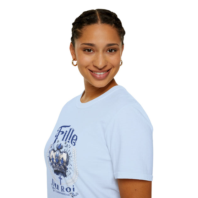 Une femme porte un t-shirt bleu clair avec une couronne et l'inscription Fille du Roi.