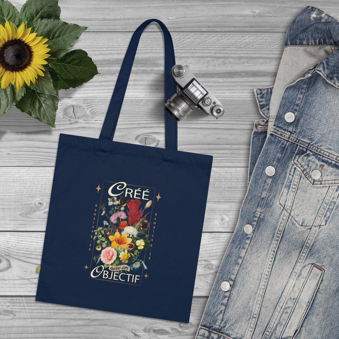 Tote bag bleu marine en coton biologique orné d'un motif floral et de l'inscription Créé Objectif.