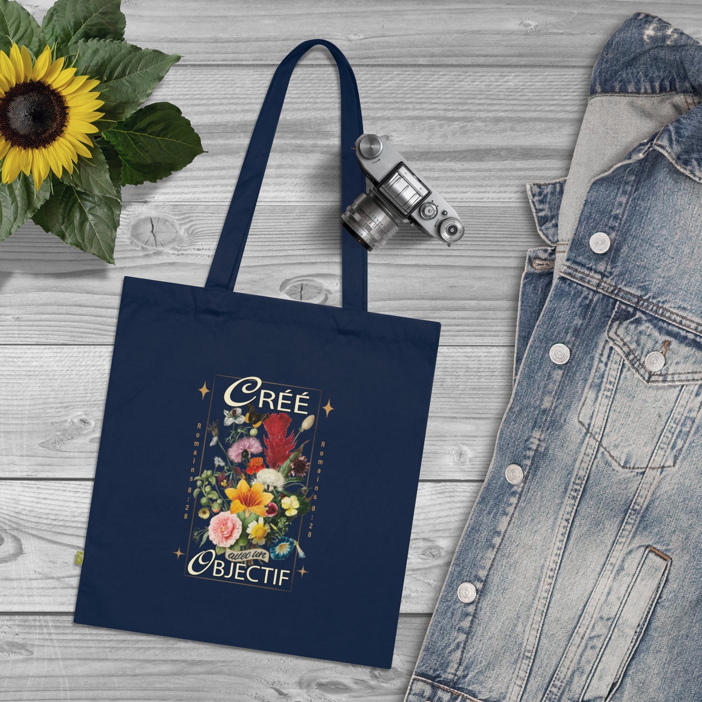 Tote bag bleu marine en coton biologique orné d'un motif floral et de l'inscription Créé Objectif.