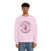 Un homme porte un sweat-shirt rose avec une impression religieuse centrée sur la poitrine.