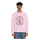 Un homme porte un sweat-shirt rose avec une impression religieuse centrée sur la poitrine.