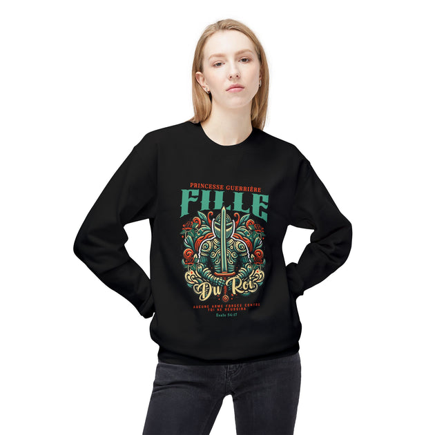 Une femme porte un sweatshirt noir avec une illustration de chevalier et un texte religieux.