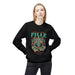 Une femme porte un sweatshirt noir avec une illustration de chevalier et un texte religieux.