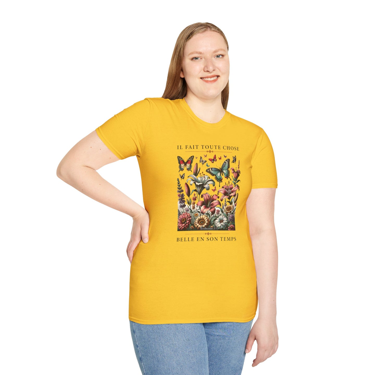 Une femme porte un t-shirt jaune avec une illustration florale et le texte Il fait toute chose.