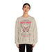 Une femme porte un sweat-shirt beige orné d'un papillon et d'un verset biblique en français.
