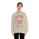 Une femme porte un sweat-shirt beige orné d'un papillon et d'un verset biblique en français.