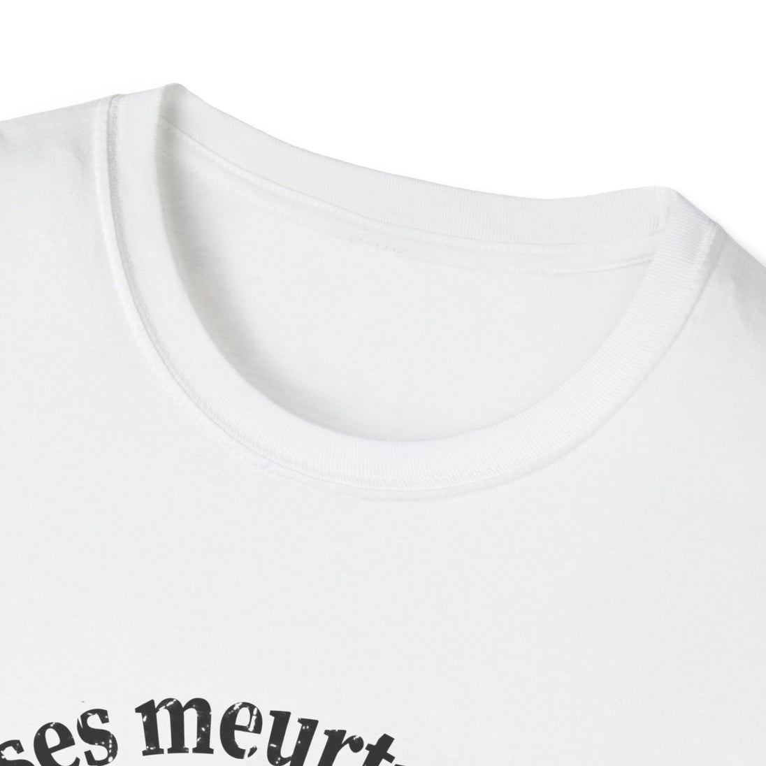 T-shirt blanc pour femme avec un col rond côtelé et une inscription noire sur la poitrine.