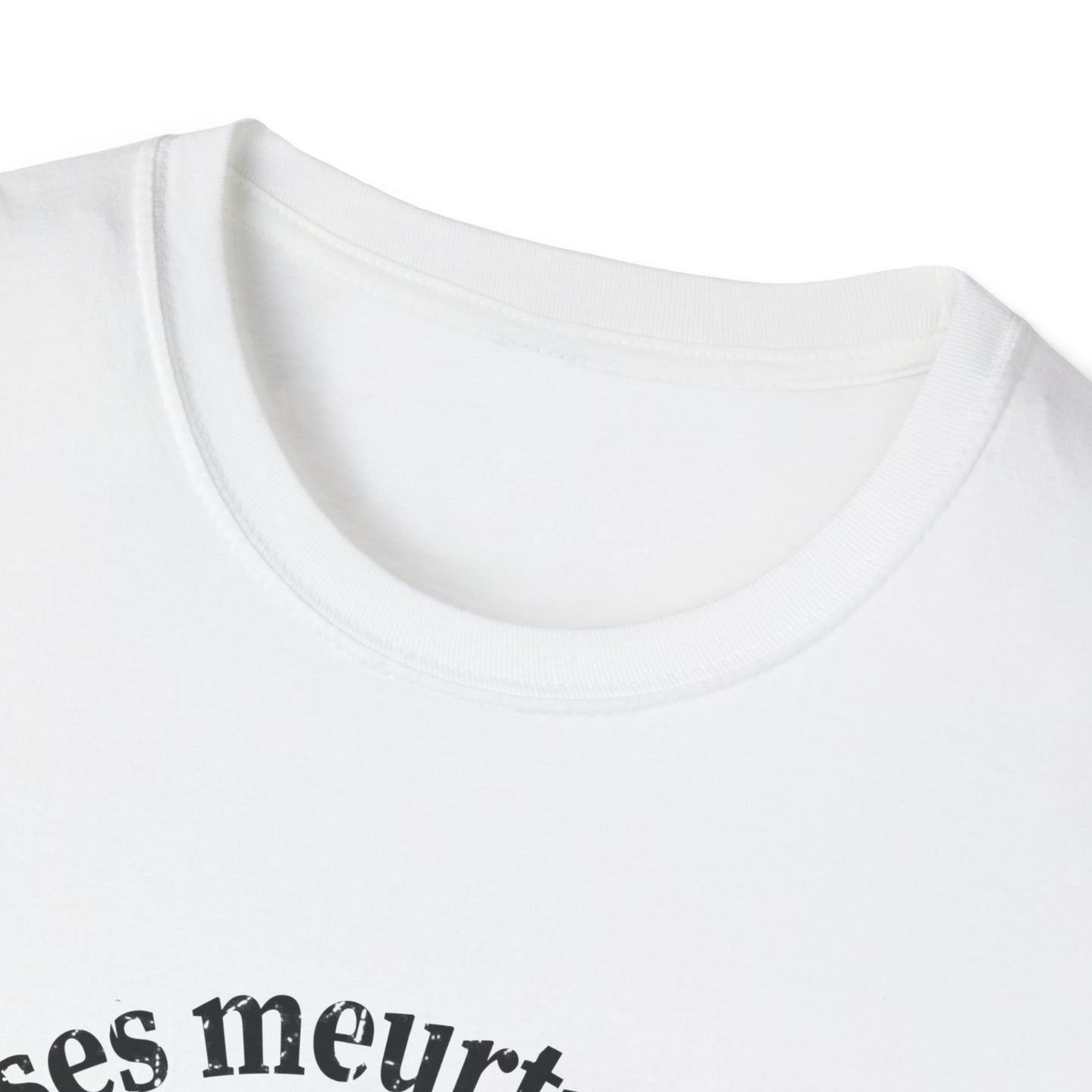 T-shirt blanc pour femme avec un col rond côtelé et une inscription noire sur la poitrine.