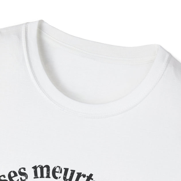 T-shirt blanc pour femme avec un col rond côtelé et une inscription noire sur la poitrine.