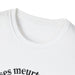 T-shirt blanc pour femme avec un col rond côtelé et une inscription noire sur la poitrine.