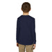 Vue de dos d'un enfant portant un t-shirt bleu marine à manches longues.