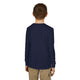 Vue de dos d'un enfant portant un t-shirt bleu marine à manches longues.