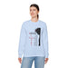 Une femme porte un sweat-shirt bleu clair orné d'une illustration religieuse et de texte en français.