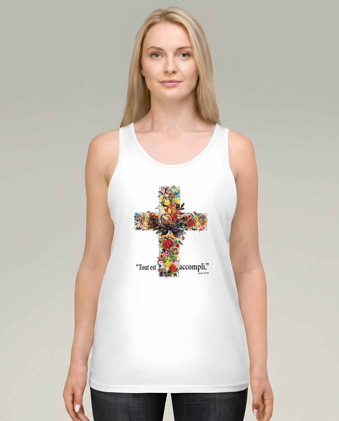 Débardeur blanc femme avec croix fleurie et texte "Tout est accompli", coupe ajustée.