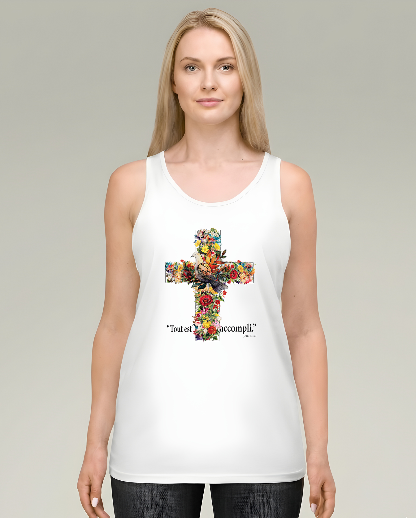 Débardeur blanc femme avec croix fleurie et texte "Tout est accompli", coupe ajustée.