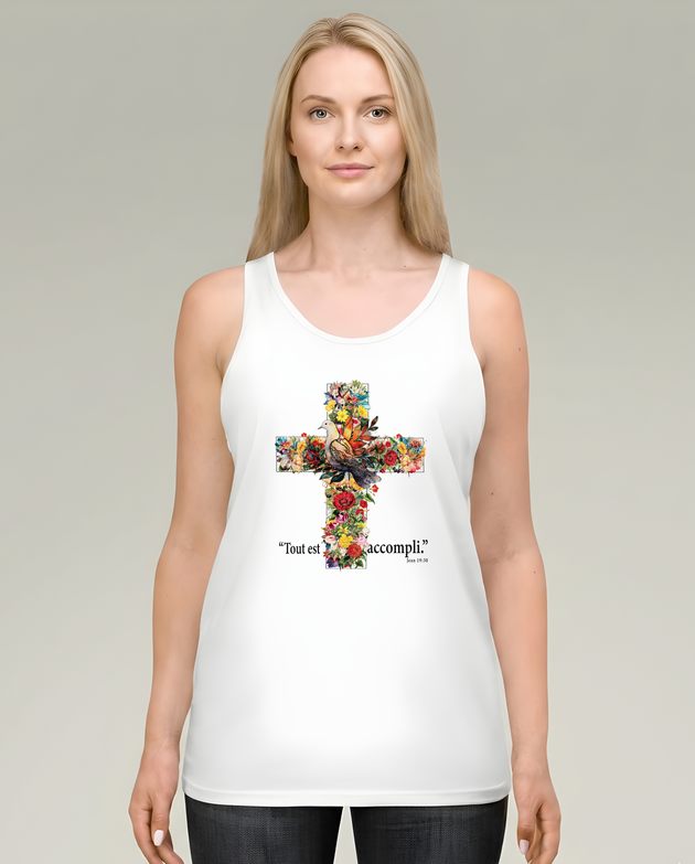 Débardeur blanc femme avec croix fleurie et texte "Tout est accompli", coupe ajustée.