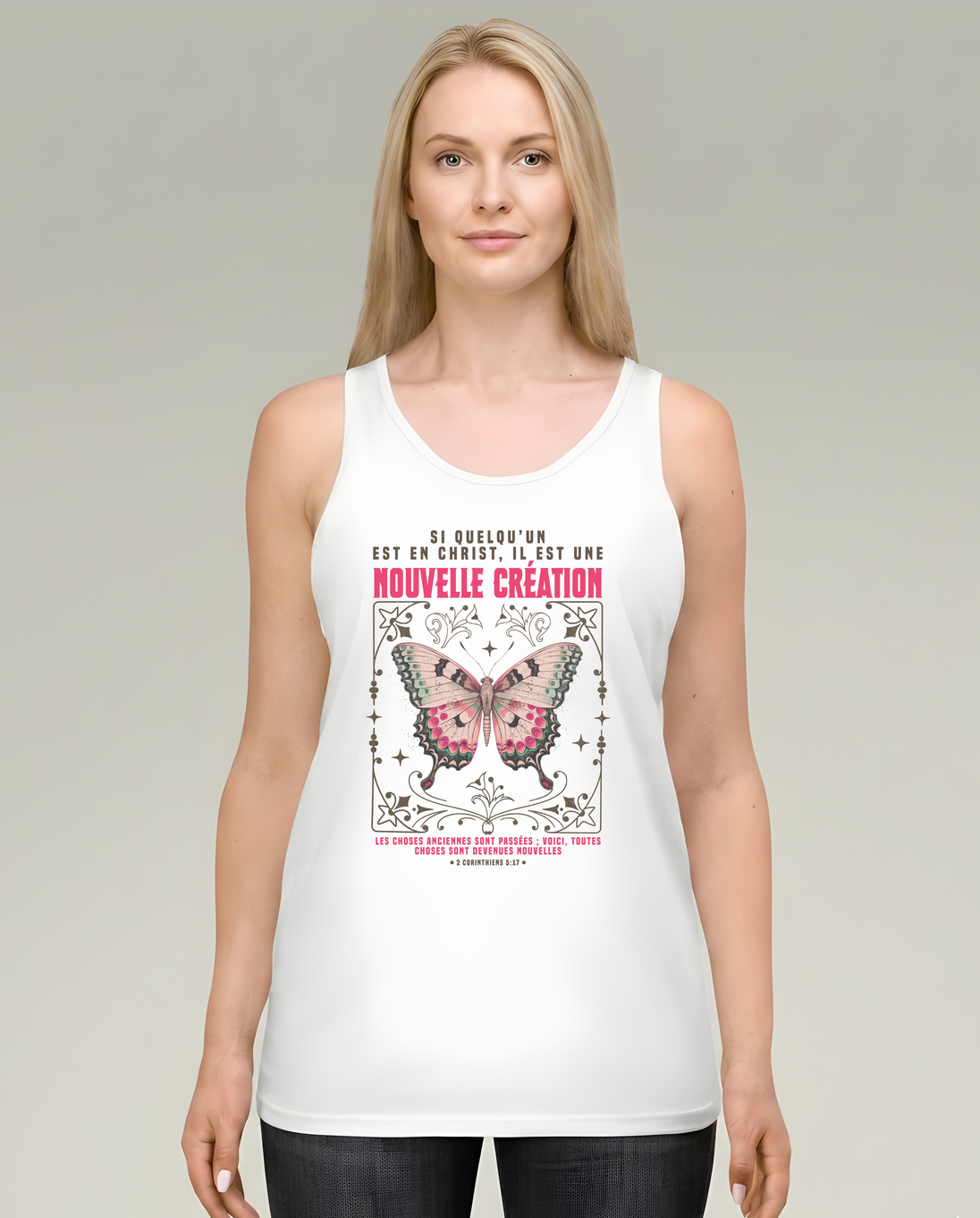 Débardeur blanc pour femme avec papillon rose et texte biblique en français Nouvelle Création.