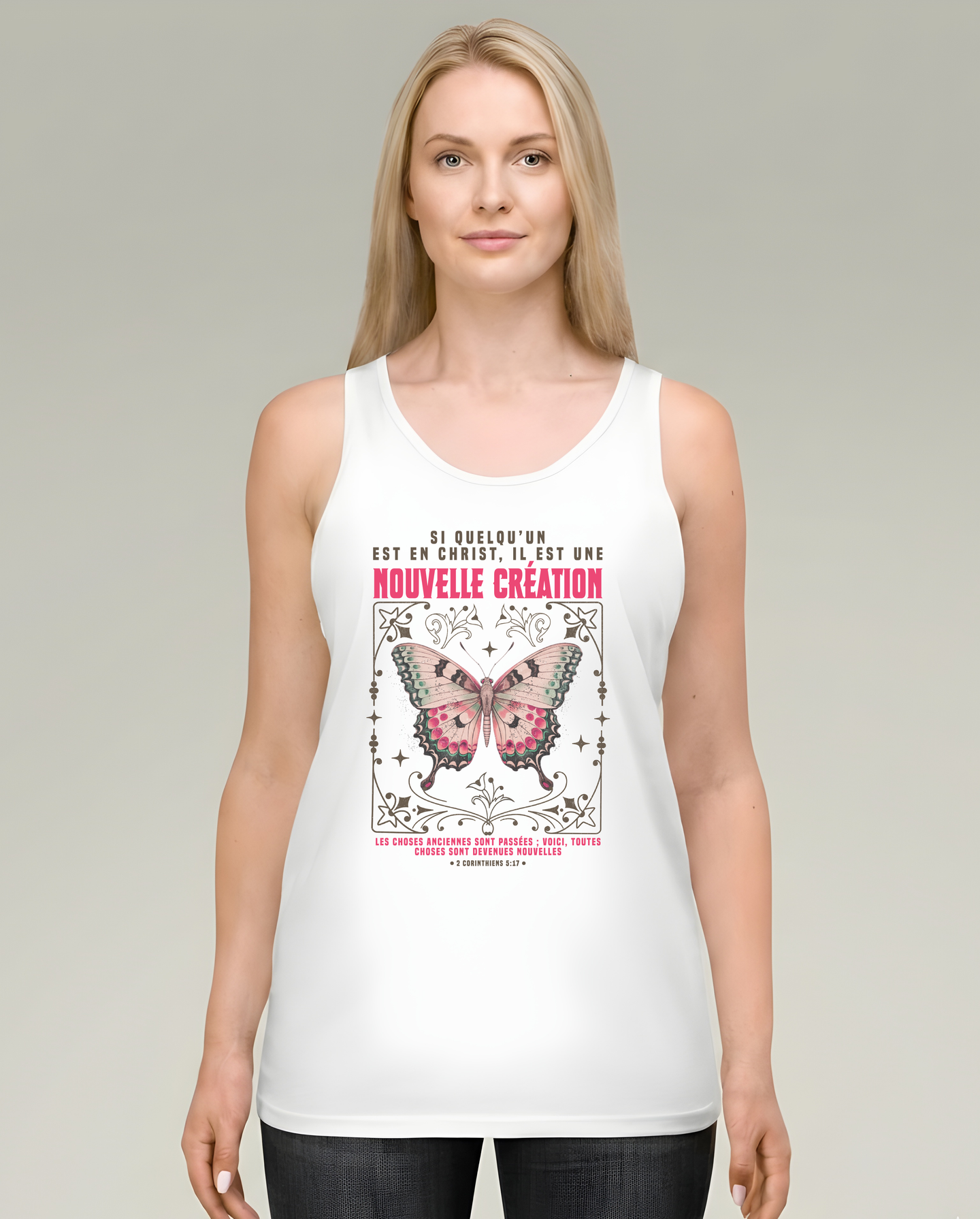 Débardeur blanc pour femme avec papillon rose et texte biblique en français Nouvelle Création.