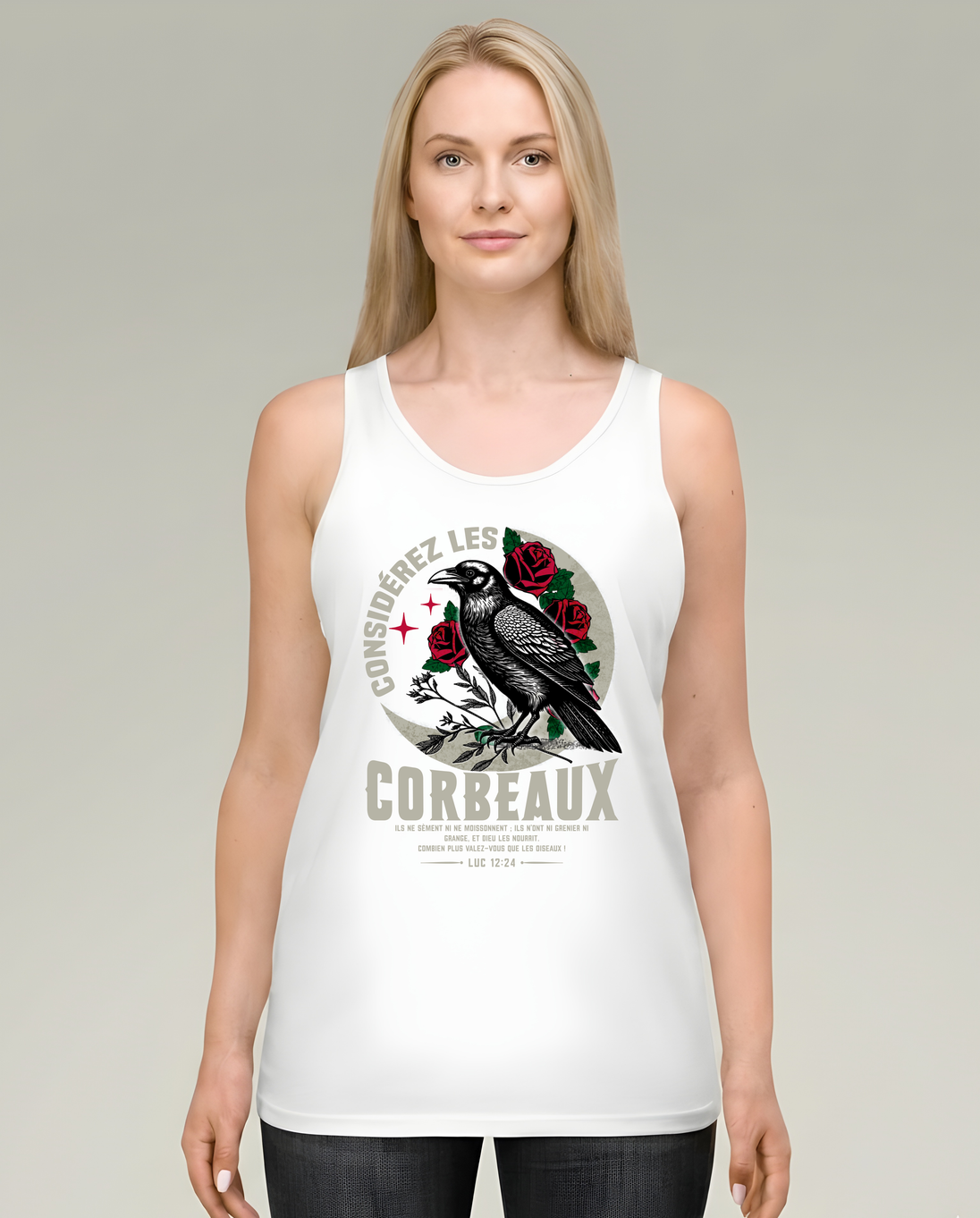 Débardeur blanc femme avec corbeau, roses et verset Luc 12:24. Style vintage et chrétien.