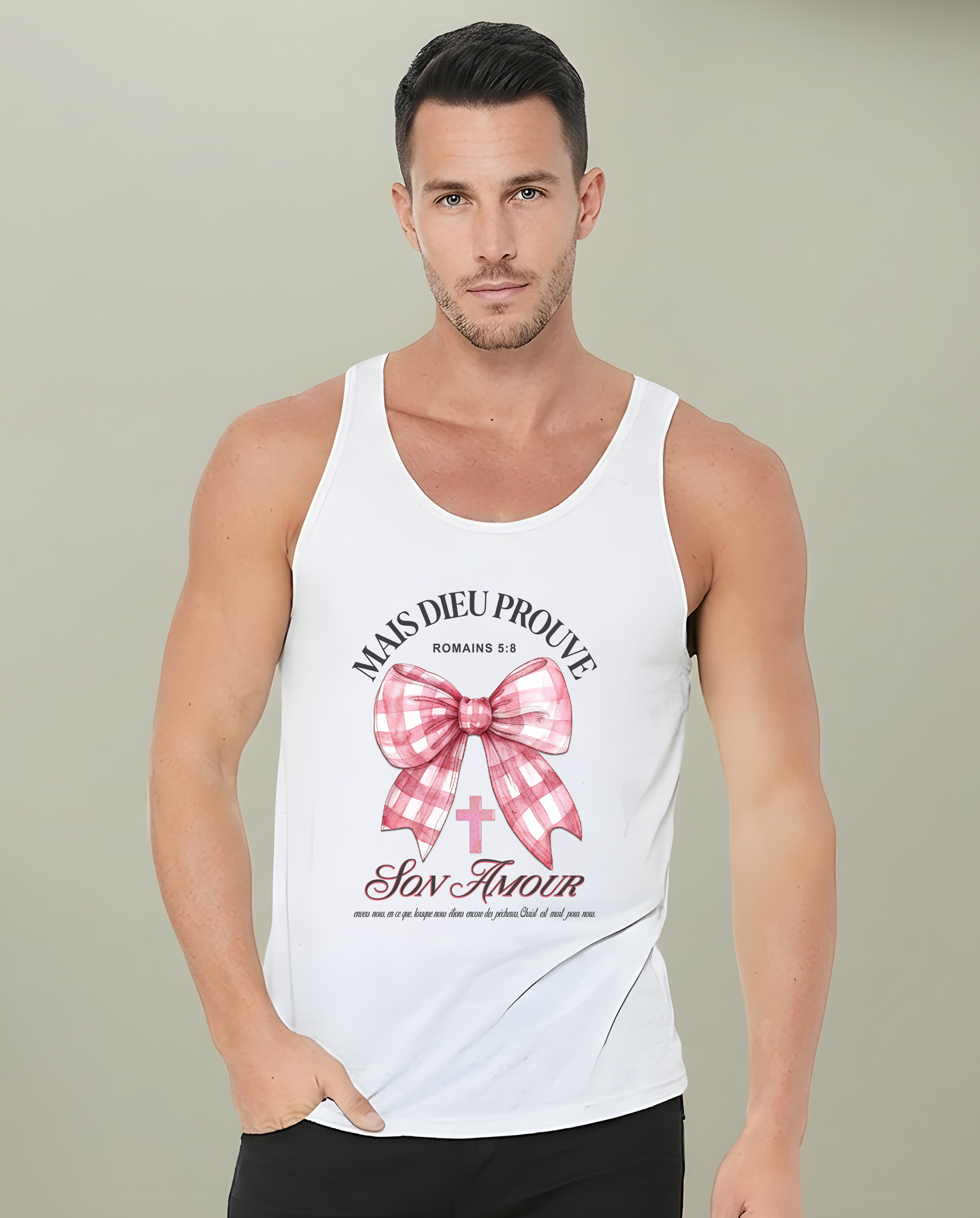 Débardeur blanc pour homme avec un motif de nœud rose, une croix et le texte Mais Dieu Prouve.