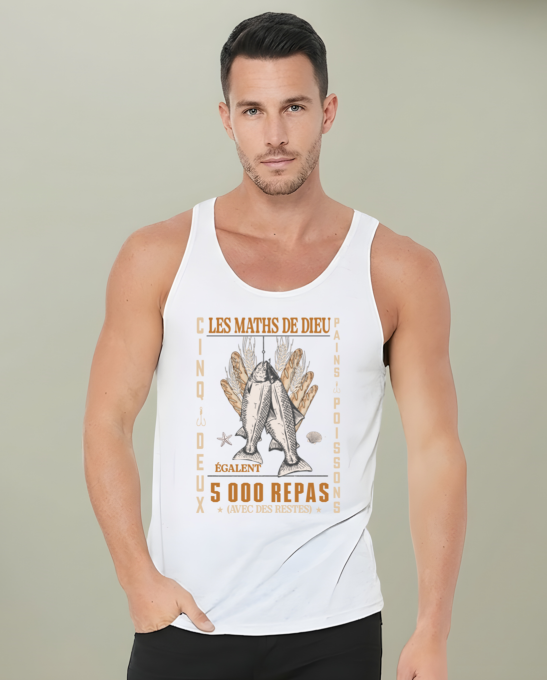 Un homme porte un débardeur blanc avec une illustration de poissons et de pains.