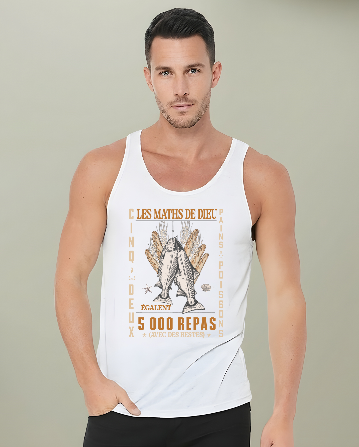 Un homme porte un débardeur blanc avec une illustration de poissons et de pains.