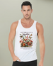 Un homme porte un débardeur blanc orné d'un motif floral vintage et d'un texte en français.