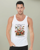 Un homme porte un débardeur blanc orné d'un motif floral vintage et d'un texte en français.