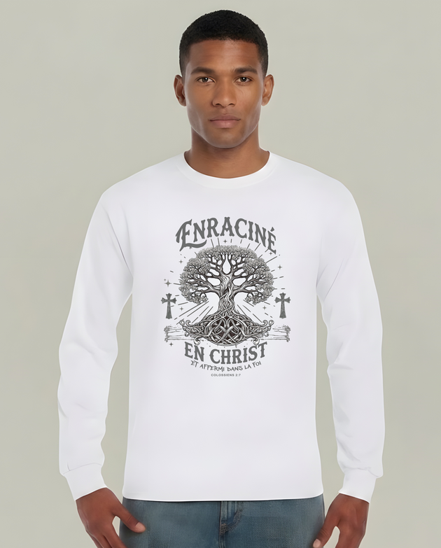 T-shirt blanc manches longues homme avec motif arbre et texte Enraciné en Christ.