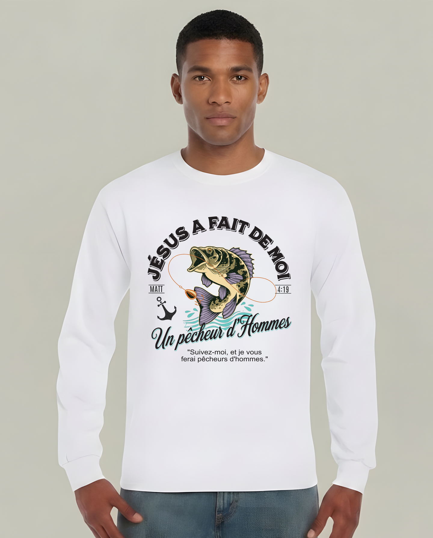 Un homme porte un t-shirt blanc à manches longues avec une illustration de poisson et un texte religieux.