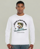 Un homme porte un t-shirt blanc à manches longues avec une illustration de poisson et un texte religieux.