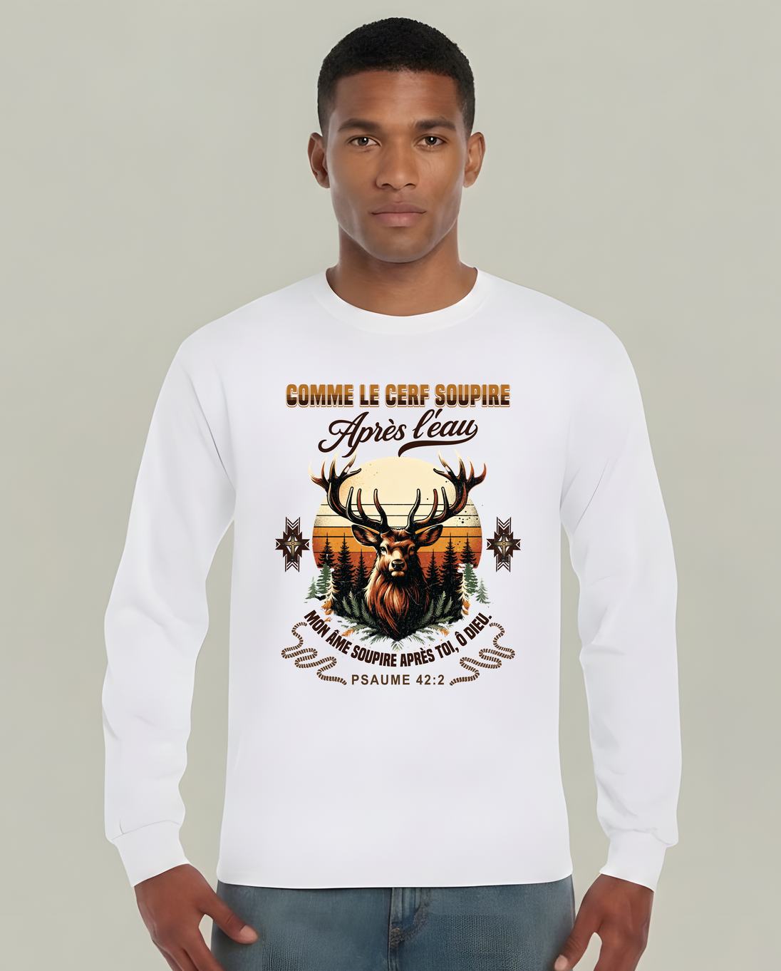 T-shirt blanc manches longues homme avec cerf et verset biblique Psaume 42:2.