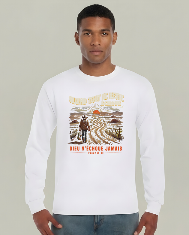 T-shirt blanc manches longues homme avec illustration d'un voyageur et texte biblique en français.