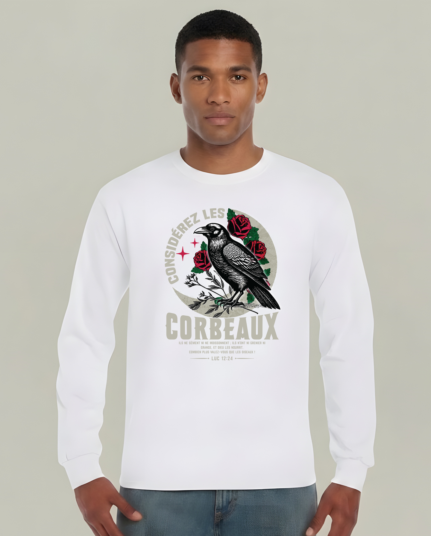 T-shirt blanc manches longues homme avec corbeau, roses et texte biblique Considerez Les Corbeaux.