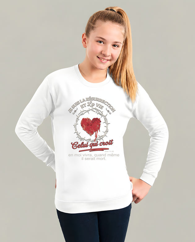Sweat blanc enfant avec cœur rouge et texte biblique en français sur la résurrection.